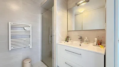 Woonkamer; houten vloer, natuurlijk licht, moderne stijl, hoge plafonds