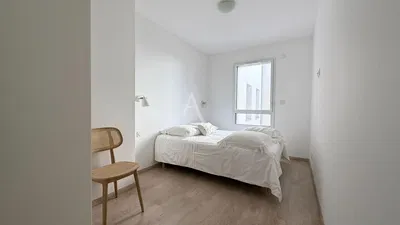 Σαλόνι; ξύλινο πάτωμα, φυσικό φως, μοντέρνο στυλ, ψηλά ταβάνια