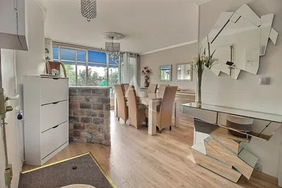 Wohnzimmer; holzboden, tageslicht, moderner stil, hohe decken