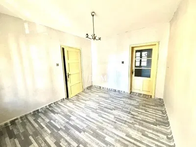 Kuhinja; kuhinjski aparati, drveni pod, prirodno svjetlo, moderni stil, renoviran