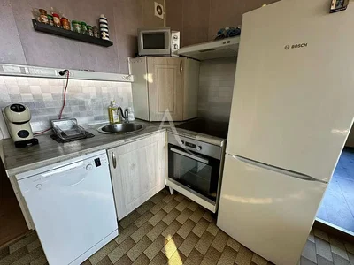 Дневна соба; дрвени под, природно светло, модерни стил, високи плафони