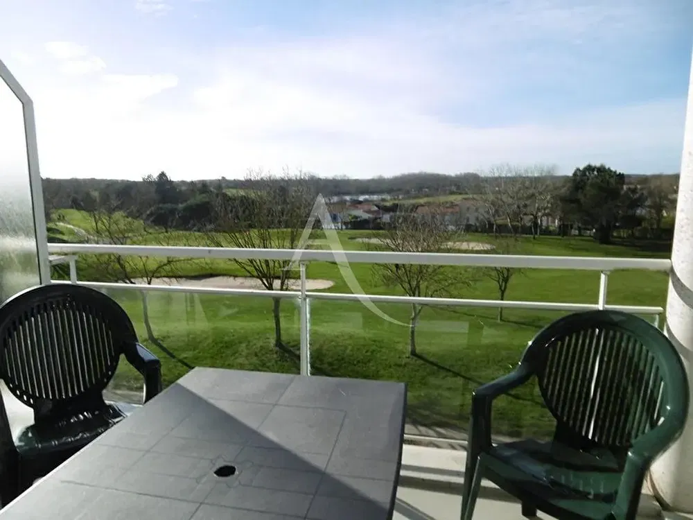 Mutfak; mutfak aletleri, ahşap zemin, doğal ışık, modern stil, tadilatlı