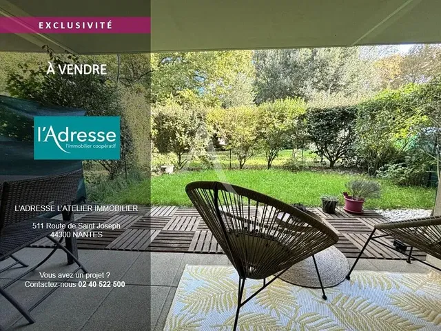 Woonkamer; houten vloer, natuurlijk licht, moderne stijl, hoge plafonds