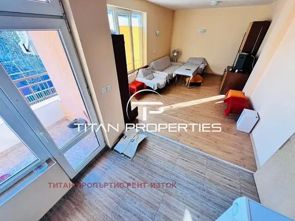 Wohnzimmer; holzboden, tageslicht, moderner stil, hohe decken