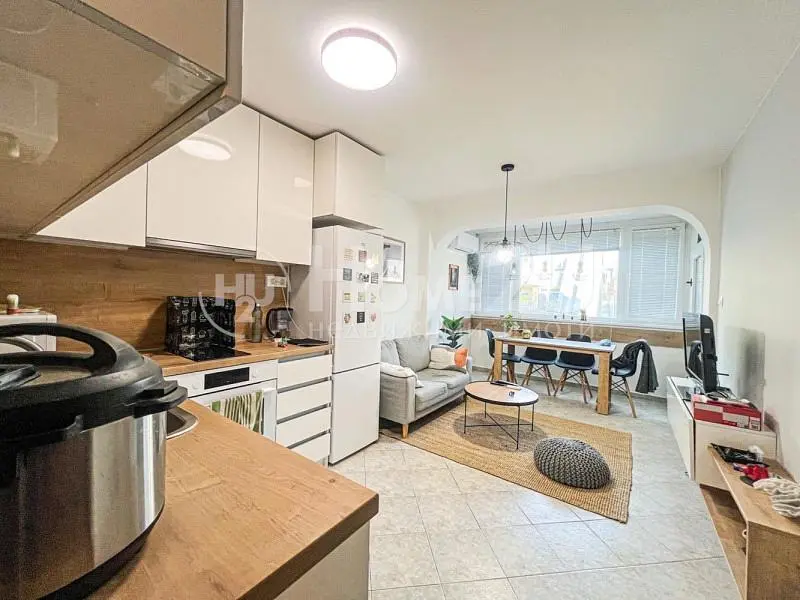 Obývací pokoj; dřevěná podlaha, přirozené světlo, moderní styl, vysoké stropy