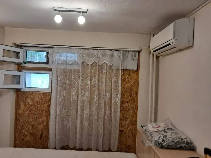 Obývací pokoj; dřevěná podlaha, přirozené světlo, moderní styl, vysoké stropy