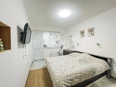 Obývací pokoj; dřevěná podlaha, přirozené světlo, moderní styl, vysoké stropy