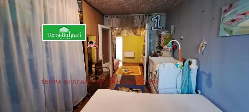 Obývací pokoj; dřevěná podlaha, přirozené světlo, moderní styl, vysoké stropy