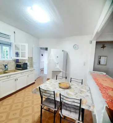 Dnevna soba; drveni pod, prirodno svjetlo, moderni stil, visoki plafoni