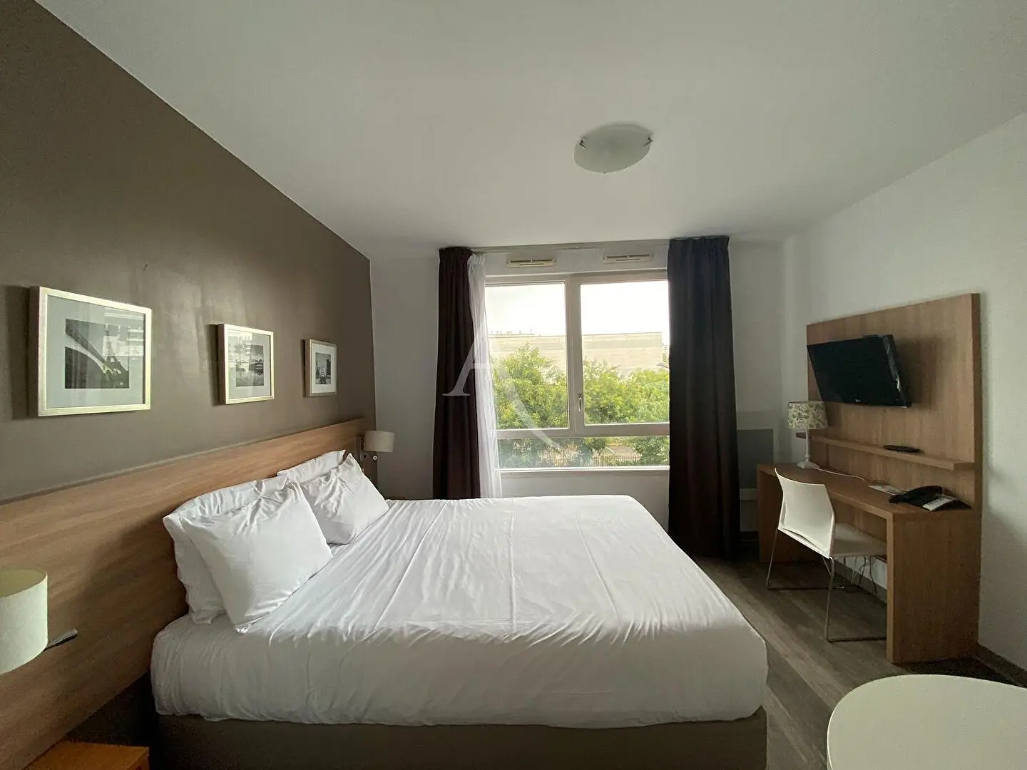 Mutfak; mutfak aletleri, ahşap zemin, doğal ışık, modern stil, tadilatlı