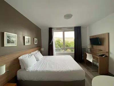 Mutfak; mutfak aletleri, ahşap zemin, doğal ışık, modern stil, tadilatlı