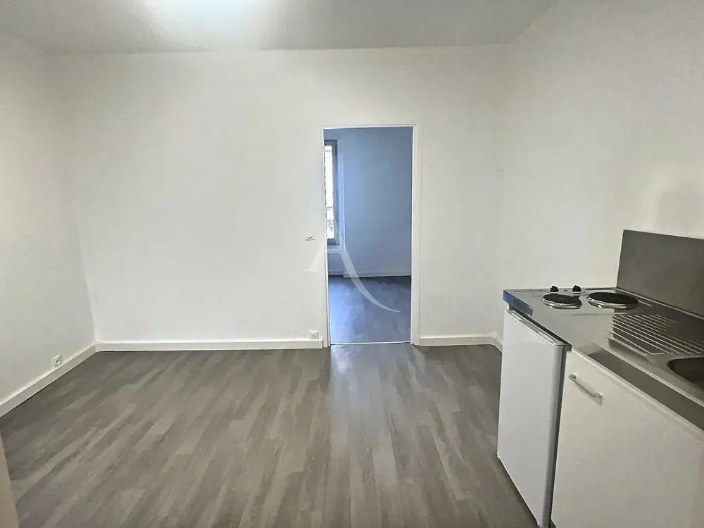 Oturma odası; ahşap zemin, doğal ışık, modern stil, yüksek tavan