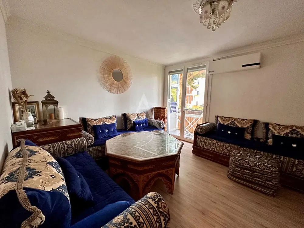 Sala de estar; chão de madeira, luz natural, estilo moderno, teto alto