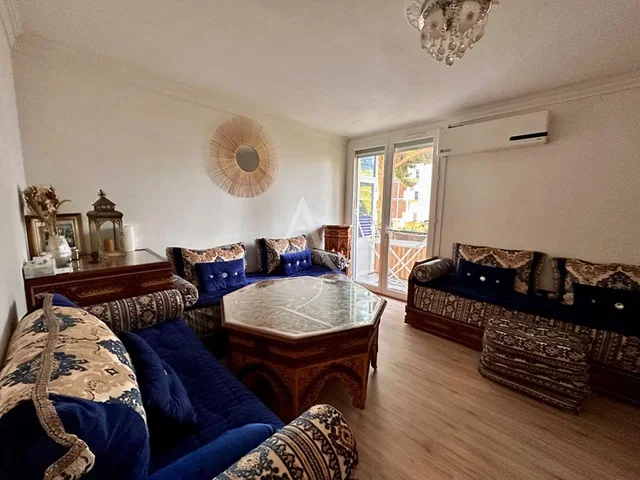 Дневна соба; дрвени под, природно светло, модерни стил, високи плафони