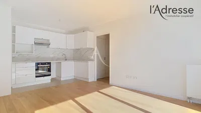 Wohnzimmer; holzboden, tageslicht, moderner stil, hohe decken