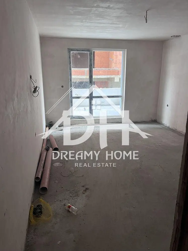 Obývačka; drevená podlaha, prirodzené svetlo, moderný štýl, vysoké stropy