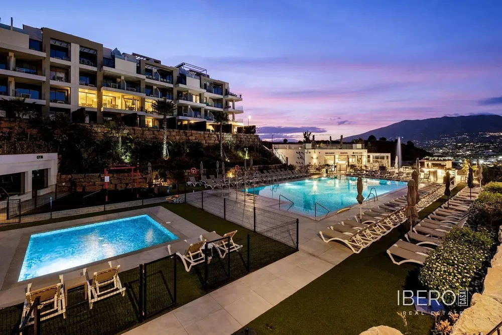 Salon; parquet, lumière naturelle, style moderne, hauteur sous plafond