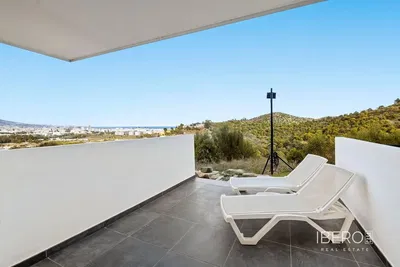 Salon; parquet, lumière naturelle, style moderne, hauteur sous plafond