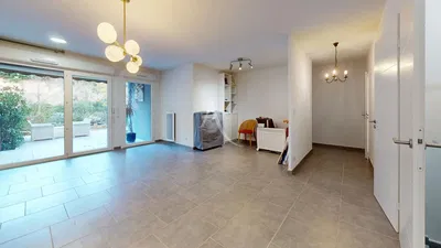 Wohnzimmer; holzboden, tageslicht, moderner stil, hohe decken