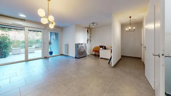 Wohnzimmer; holzboden, tageslicht, moderner stil, hohe decken