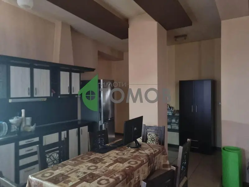 Salón; suelo de madera, luz natural, estilo moderno, techos altos