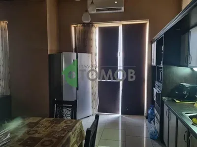 Salón; suelo de madera, luz natural, estilo moderno, techos altos