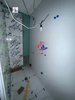 Salón; suelo de madera, luz natural, estilo moderno, techos altos