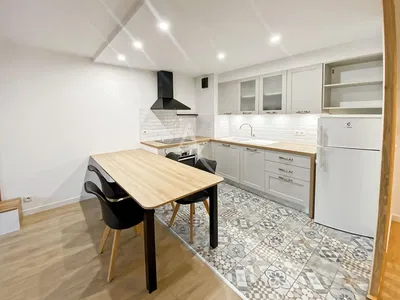 Cucina; elettrodomestici, pavimento in piastrelle, luce naturale, stile moderno, ristrutturato