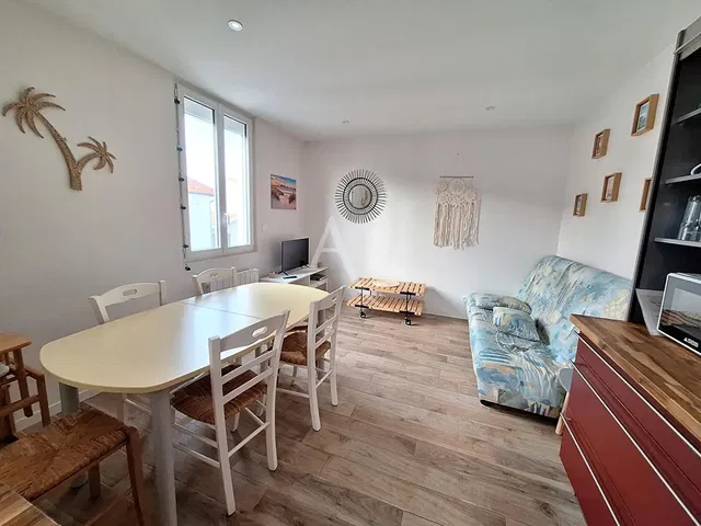 Obývačka; drevená podlaha, prirodzené svetlo, moderný štýl, vysoké stropy