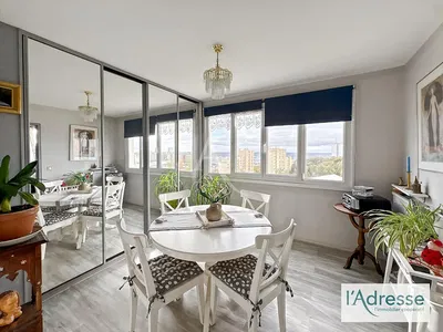 Dnevni boravak; drveni pod, prirodna svjetlost, moderan stil, visoki stropovi