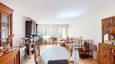 Oturma odası; ahşap zemin, doğal ışık, modern stil, yüksek tavan