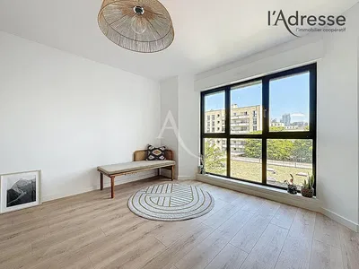 Living room; wood floor, natural light, modern style, high ceiling