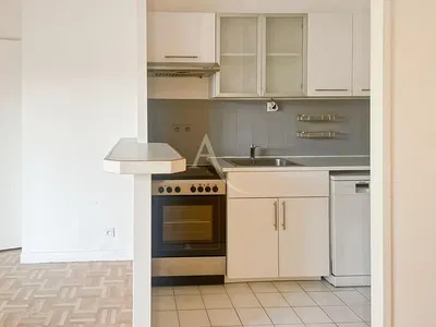 Woonkamer; houten vloer, natuurlijk licht, moderne stijl, hoge plafonds