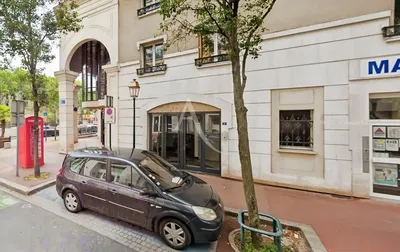 Living room; wood floor, natural light, modern style, high ceiling