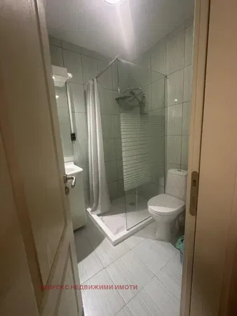 Living room; wood floor, natural light, modern style, high ceiling