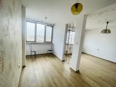 Salon; podłoga drewniana, światło dzienne, styl nowoczesny, wysokie sufity