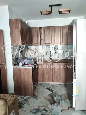 Σαλόνι; ξύλινο πάτωμα, φυσικό φως, μοντέρνο στυλ, ψηλά ταβάνια