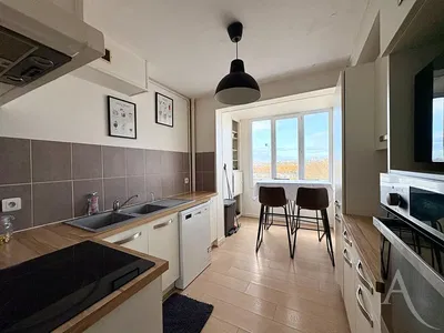 Dnevni boravak; drveni pod, prirodna svjetlost, moderan stil, visoki stropovi