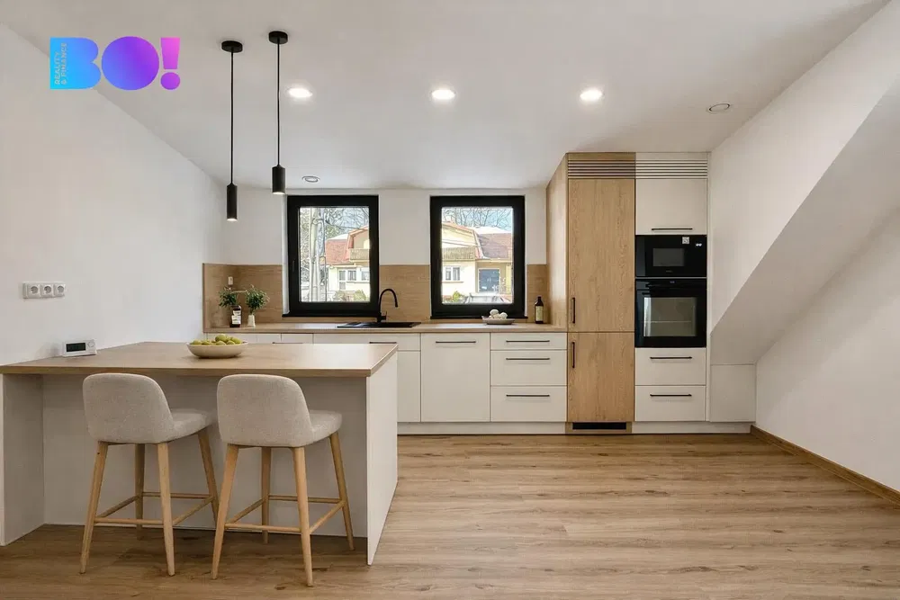 Soggiorno; pavimento in legno, luce naturale, stile moderno, soffitti alti