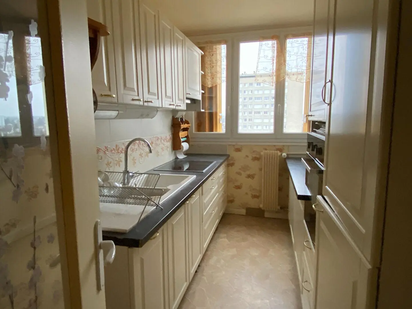 Σαλόνι; ξύλινο πάτωμα, φυσικό φως, μοντέρνο στυλ, ψηλά ταβάνια