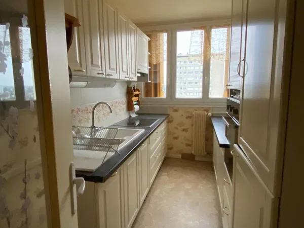 Σαλόνι; ξύλινο πάτωμα, φυσικό φως, μοντέρνο στυλ, ψηλά ταβάνια