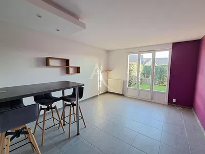 Salon; podłoga drewniana, światło dzienne, styl nowoczesny, wysokie sufity