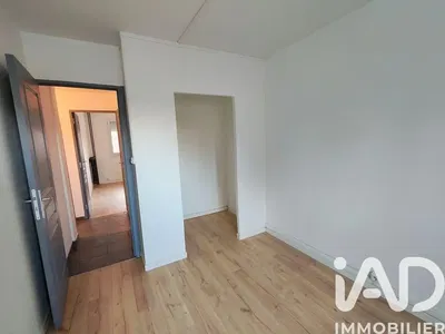 Living room; wood floor, natural light, modern style, high ceiling