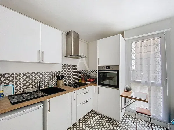 Salon; podłoga drewniana, światło dzienne, styl nowoczesny, wysokie sufity