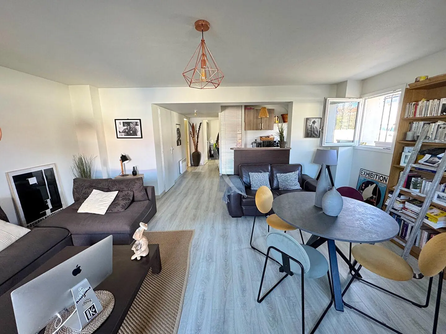 Cucina; elettrodomestici, pavimento in legno, luce naturale, stile moderno, ristrutturato