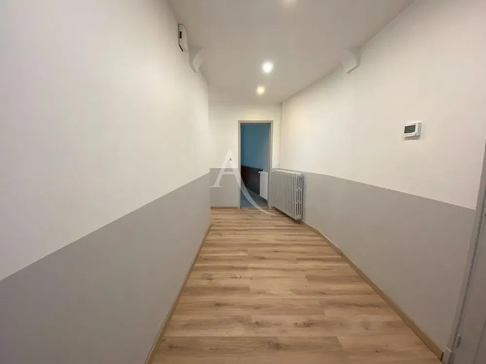 Cucina; elettrodomestici, pavimento in piastrelle, luce naturale, stile moderno, ristrutturato