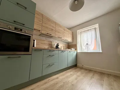 Dnevna soba; drveni pod, prirodno svjetlo, moderni stil, visoki plafoni