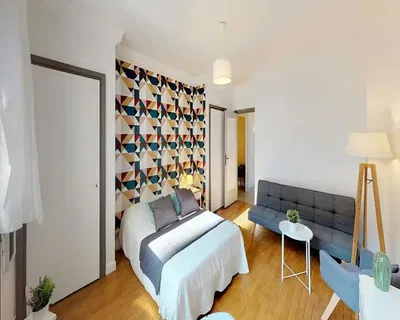 Obývací pokoj; dřevěná podlaha, přirozené světlo, moderní styl, vysoké stropy