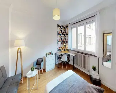 Kuchyně; kuchyňské spotřebiče, dřevěná podlaha, přirozené světlo, moderní styl, po rekonstrukci