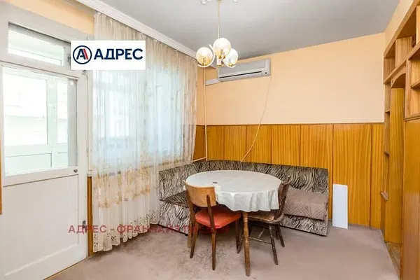 Σαλόνι; ξύλινο πάτωμα, φυσικό φως, μοντέρνο στυλ, ψηλά ταβάνια